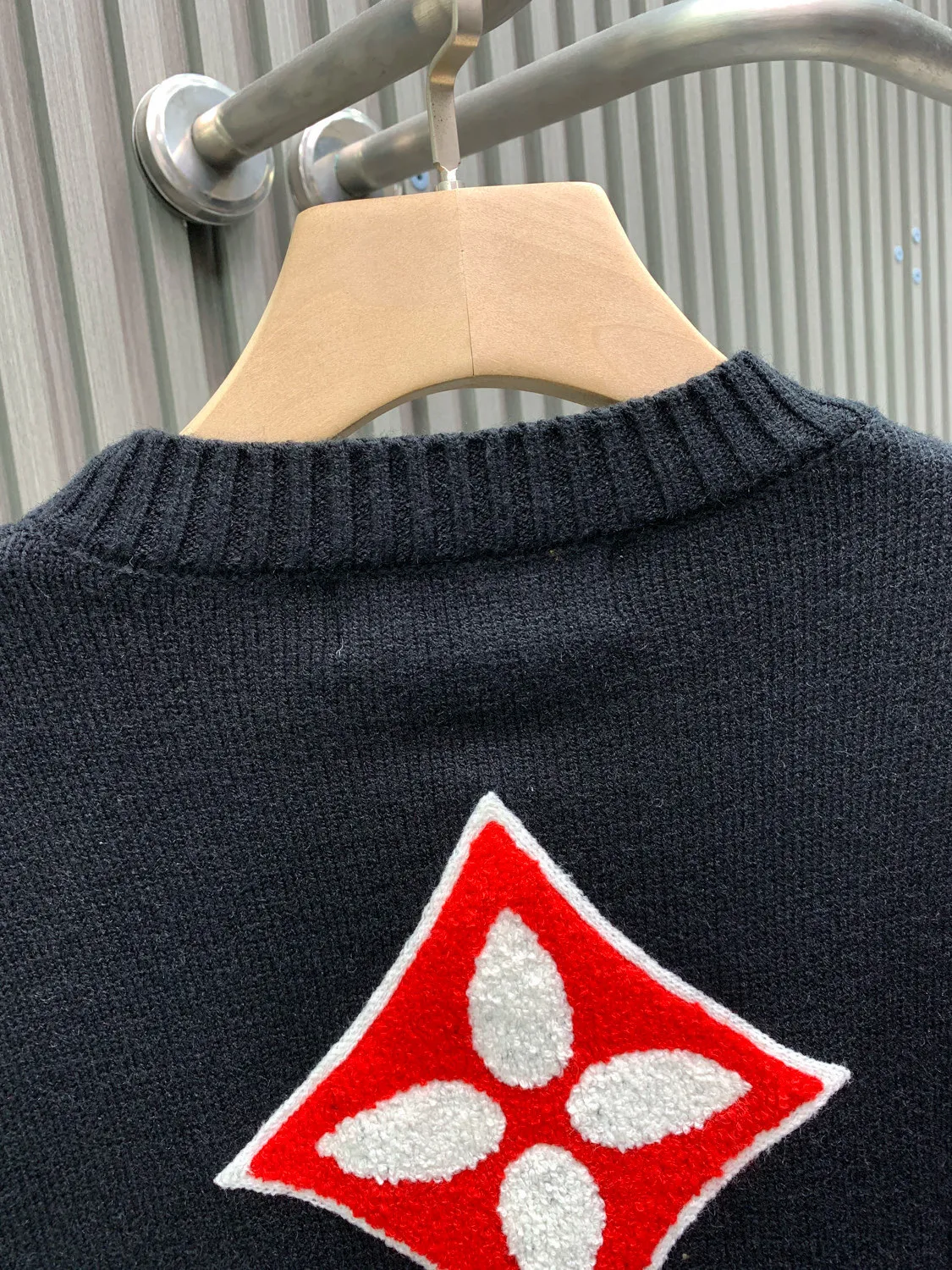 🅿️400 🀄️ Louis Vuitton 25Fw jacquard letter logo knitted woolen sweater on the front and back. The fabric is made of 82% sheep wool blended with 18% nylon cotton thread. It is made of imported jacquard machine woven pieces 6S thick needle cotton wool sweater. It has excellent thermal insulation performance. The jacquard process highlights the contrasting four-leaf clover and logo intarsia pattern, which enhances the three-dimensional sense and layering of the sweater. The fabric piece is woven using a 47W imported Stoll 3-needle ultra-fine machine from Germany. It is knitted at a parallel and even speed with reference to the original single-sided partial mesh bottom hanging wool structure. Each piece takes 270 minutes. During the weaving, 16 sand spits are used to alternately knit back and forth. The number of knitting rows for a single piece of front garment hanging wool is as high as 6352. There are so many knots in the newly woven garments that it requires pure manual thread picking and knot head inspection. Seam picking/washing can only be carried out after spot inspection.